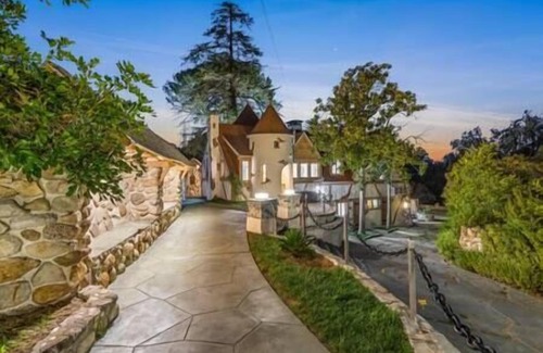 Newhall House | The Magic Castle (Unit5) - Six Flags