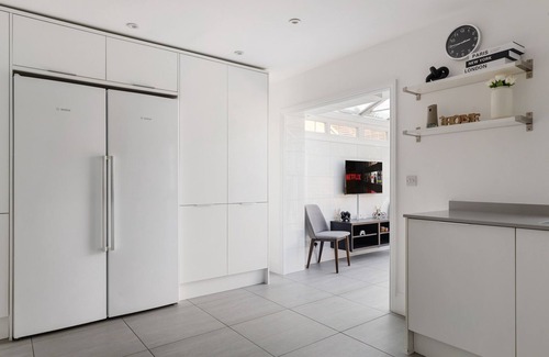 Southgate Green House | The Mall - Hot Tub, Parking, Garden, Games Room