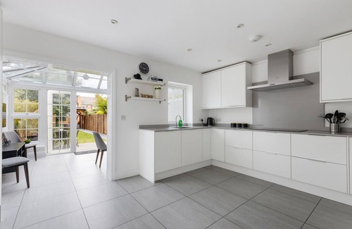 Southgate Green House | The Mall - Hot Tub, Parking, Garden, Games Room