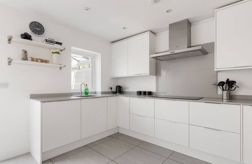 Southgate Green House | The Mall - Hot Tub, Parking, Garden, Games Room