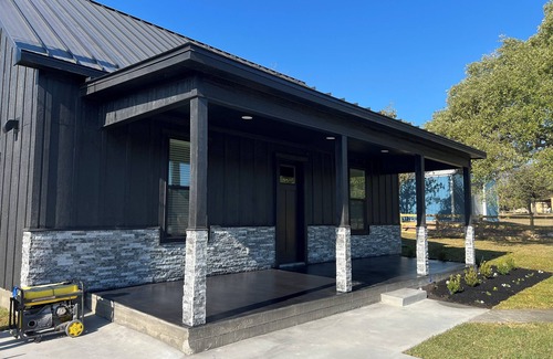 Somerville Cottage | The MarCupial, Modern 2BR near Round Top, Lake Somerville & Aggie Game Day!