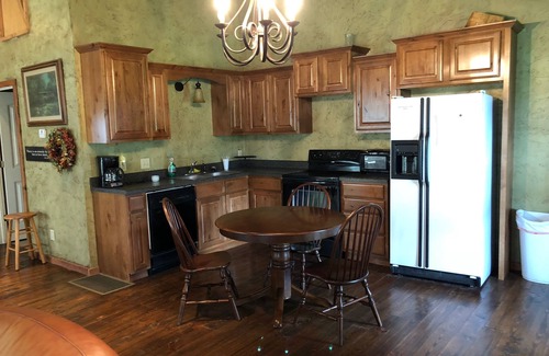 Eucha Hotel | The Meadows Lodge is a Hotel style lodge with 8 rooms and 2 suites available.