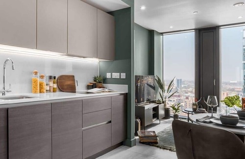 The Westside Apartment | The Mercian 1 XVIII- 1BDR |STUNNING CITY SKYLINE VIEWS! 24-Hour GYM | CINEMA roo