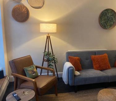 Worcester House | The Mews - Worcester City - House - Gated - Self Check In - Free WIFI - 2 Doubles - TVs in bedrooms - Sleeps 6 - Free Nearby Parking