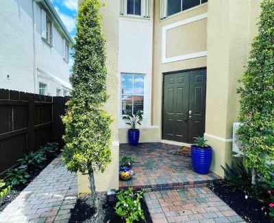 Miami Lakes House | The Miami Lakes Pool House