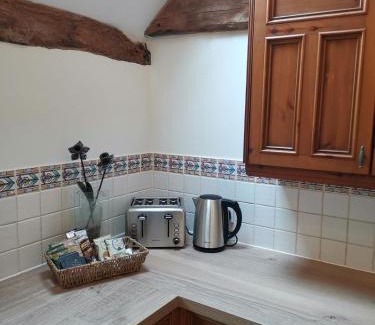 Bidford-on-Avon Apartment | The Milking Parlour - Cottage within farm grounds