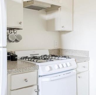 North University Apartment | The Modern I Sleep 5 I Close to Downtown I Roku TV