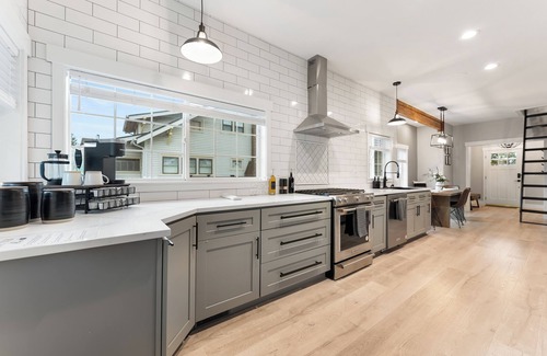 Puyallup House | The Modern Manor. A two bedroom, with loft, located in the heart of Puyallup.