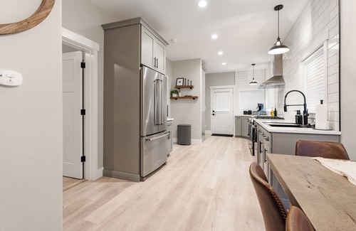 Puyallup House | The Modern Manor. A two bedroom, with loft, located in the heart of Puyallup.