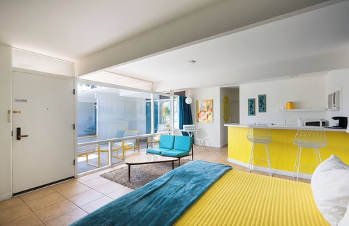 Desert Park Estates Hotel | The Monkey Tree by AvantStay – Mid-Century Modern Oasis with Pool