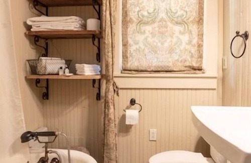 Fruitvale Cabin | The Moonshine Cabin at Green Frog Farm