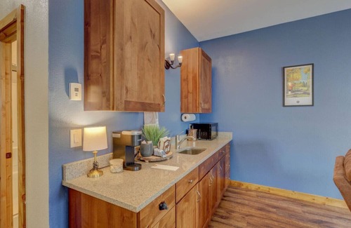 Valley of the Sun House | The Mountain Gem Chalet/Hot Tub Luxe Log Retreat