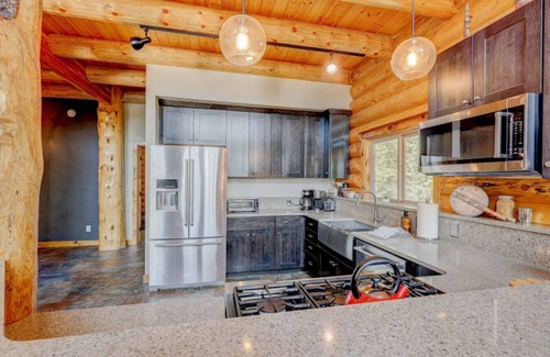 Valley of the Sun House | The Mountain Gem Chalet/Hot Tub Luxe Log Retreat