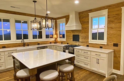 Cleveland House | The Nest at Cardinal Hill | Minutes to wineries, mountains and downtown