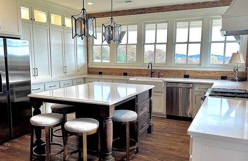 Cleveland House | The Nest at Cardinal Hill | Minutes to wineries, mountains and downtown