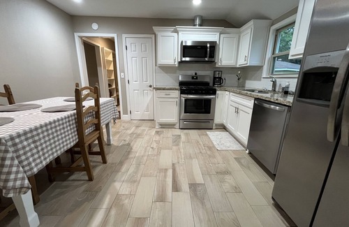 Groves House | The Nest - centrally located - 2 bed/1 bath home