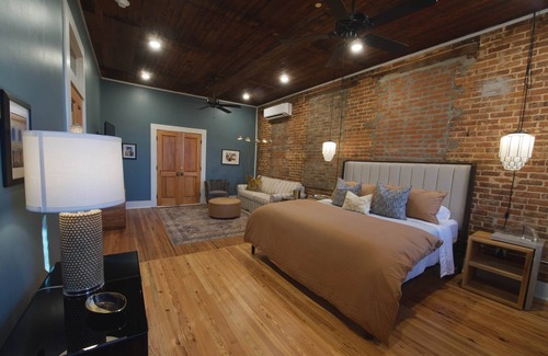 Laurel Hotel | The New York Room- The Buzzard's Roost Inn