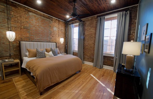 Laurel Hotel | The New York Room- The Buzzard's Roost Inn