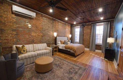 Laurel Hotel | The New York Room- The Buzzard's Roost Inn