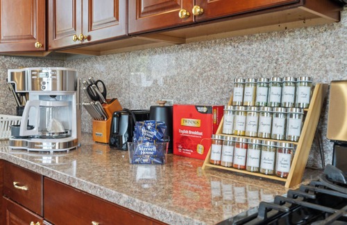 Medford House | The Niche: A cozy perfection!nNewly Renovated Family Friendly! Near Boston