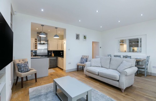 Pembridge Apartment | The Notting Hill Residence - 2BR Stylish Apartment