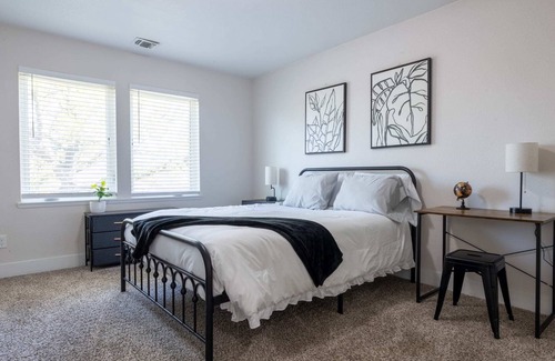 Southeastern Sacramento House | The Oak House Foosball/Pets/ModernArt/Getaway/4bd