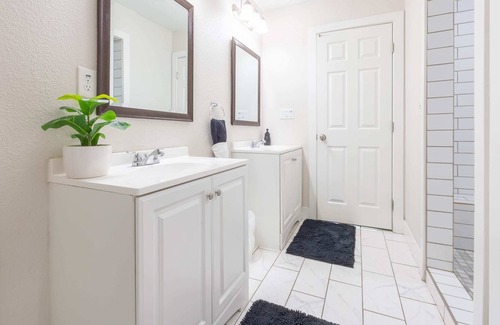 Southeastern Sacramento House | The Oak House Foosball/Pets/ModernArt/Getaway/4bd