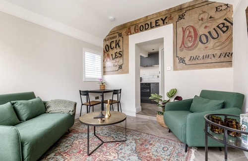 Hurstpierpoint Apartment | The Oak Rooms - Historic Charm & Luxury
