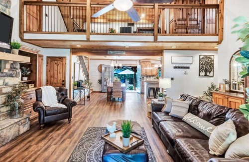 Smithville Apartment | The Oak Suite w/king bed