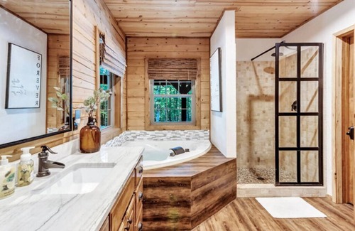 Smithville Apartment | The Oak Suite w/king bed