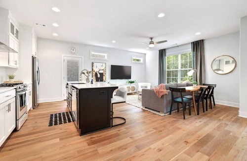 Fayetteville House | The Oakley - Near Lake Fayetteville!