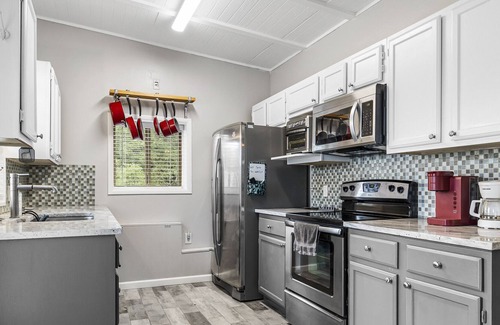 Lower Basin Lake Travis Cottage | The Oasis Corner Cottage at Lake Travis, 2 Bedroom, Private Deck and Patio