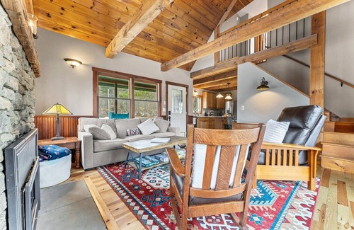 Proctorsville Cabin | The Okemo Cabin, Cozy 3 Bedroom Cabin minutes to Okemo and VAST Trail System