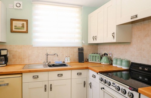 Foxley Cottage | THE OLD CHAPEL, family friendly, with hot tub in Bawdeswell