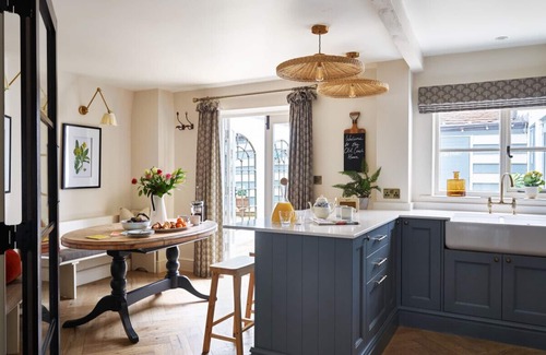 Henley-on-Thames House | The Old Coach House - Sleeps 14