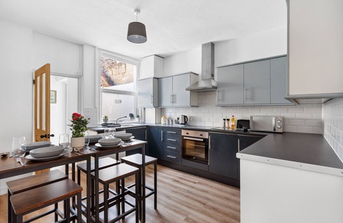 Worthing House | The Old Laundry House, Town Centre - FREE Parking (WORTHING)