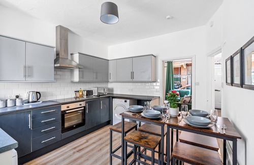 Worthing House | The Old Laundry House, Town Centre - FREE Parking (WORTHING)