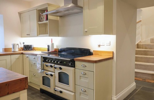 Lifton House | THE OLD MANOR HOUSE, pet friendly, with pool in Lifton