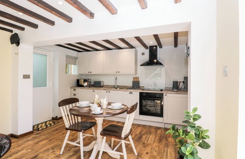 Malvern Cottage | THE OLD POST OFFICE BARN, romantic, with a garden in Welland