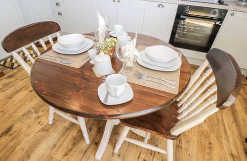 Malvern Cottage | THE OLD POST OFFICE BARN, romantic, with a garden in Welland
