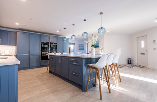 Rhosneigr House | The Old Pottery: Spacious 6‑Bed Beach House Sleeping 12 in Rhosneigr | Managed by Anglesey Holiday L