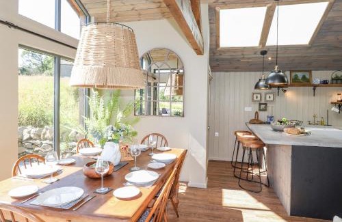 Kendal House | The Owl's Shack