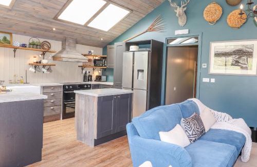 Kendal House | The Owl's Shack