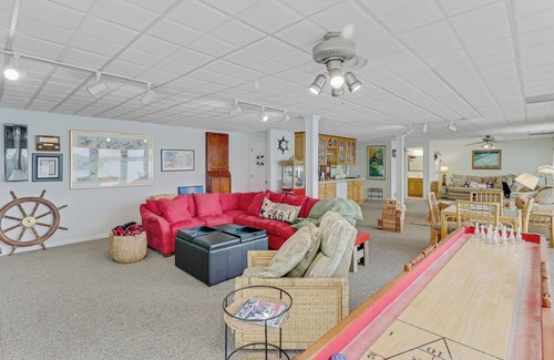 Rocky Mount House | The Ozark Gamepad | Sleeps 14
