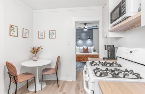 Southeast Pensacola House | The P'Cola Sunrise. 1 bed 1 bath cottage
