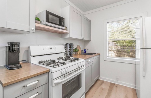 Southeast Pensacola House | The P'Cola Sunrise. 1 bed 1 bath cottage
