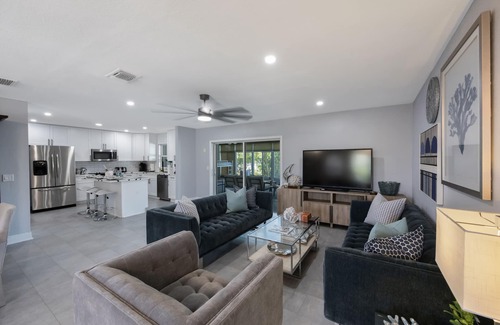 Bay Crest Park Villa | The Palm Island Villa Luxury 4 Bedroom Waterfront Home