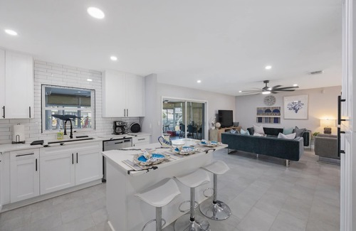 Bay Crest Park Villa | The Palm Island Villa Luxury 4 Bedroom Waterfront Home