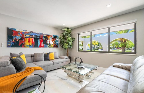 Cutler Bay House | The Palms - Pool Table, Heated Pool, Work Area & BBQ