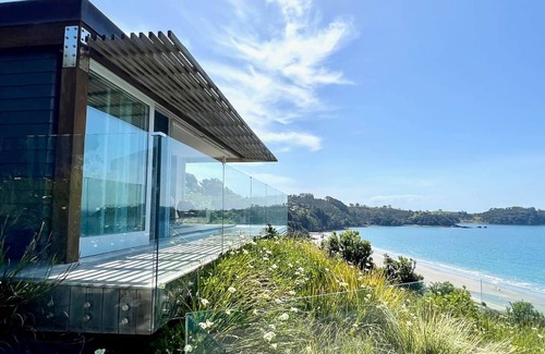 Onetangi Apartment | THE PENTHOUSE STUDIO | Coast & Country | WINTER DEAL - Stay for 3, Pay for 2